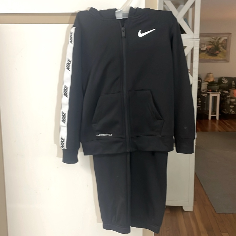 Boys Nike Therma-fit black track suit size 6-7